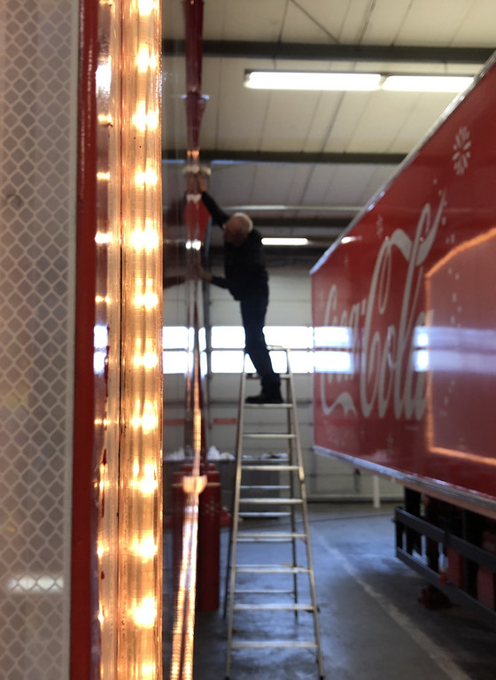 [Translate to English:] Coca Cola Christmas Trucks Vorbereitung