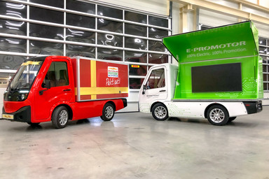 Two little electric vehicles in green and red Image 2