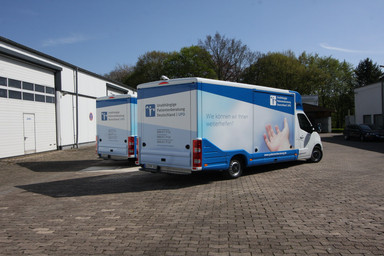 Independent patient advice Germany on site with two mobiles from Rainbow Promotion on the go Image 1