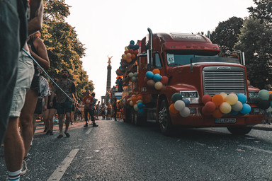 Pride Truck Coca-Cola CSD 2019 with balloon garland Image 9