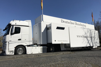 Das Infomobil des Deutschen Bundestages startet aus Bielefeld Image 3