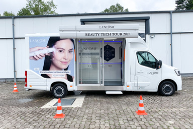 [Translate to English:] L'Oréal training tour for the Lancôme Youth Finder Skin Analysis Tool  Image 1
