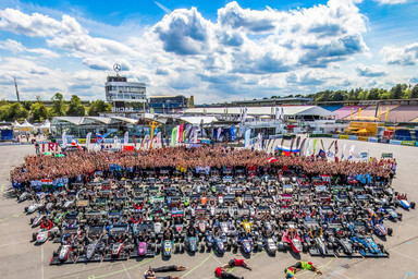 Huge group photo on the Hockenheimring at a road show Image 4
