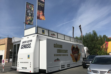Side view of the huge EDEKA Showtruck Image 4