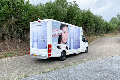 [Translate to English:] L'Oréal training tour for the Lancôme Youth Finder Skin Analysis Tool  Image 3