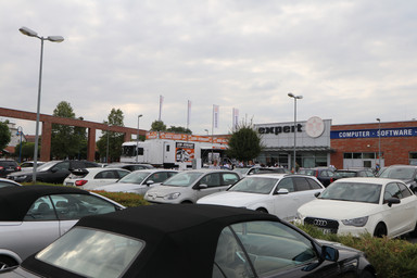 People parking in the near of the expert showtruck Image 6