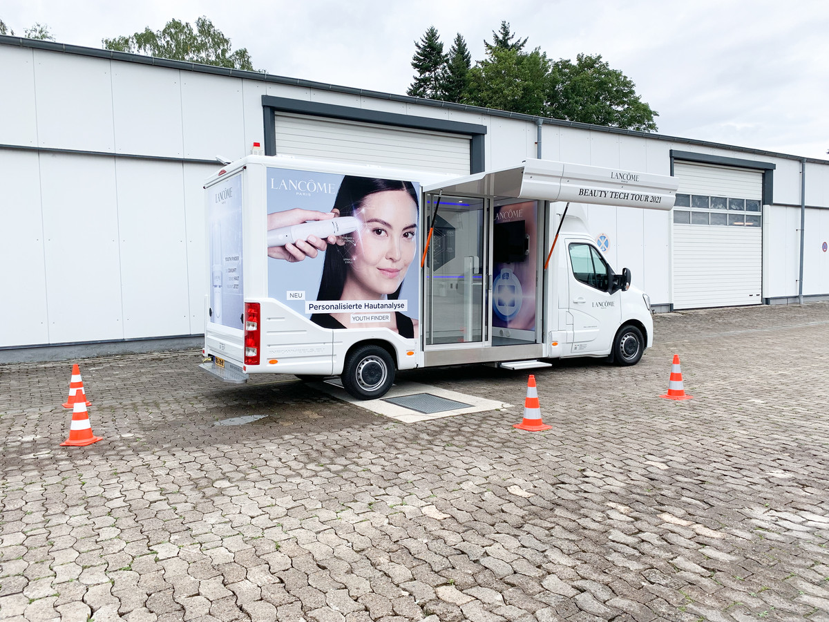 [Translate to English:] L'Oréal training tour for the Lancôme Youth Finder Skin Analysis Tool 