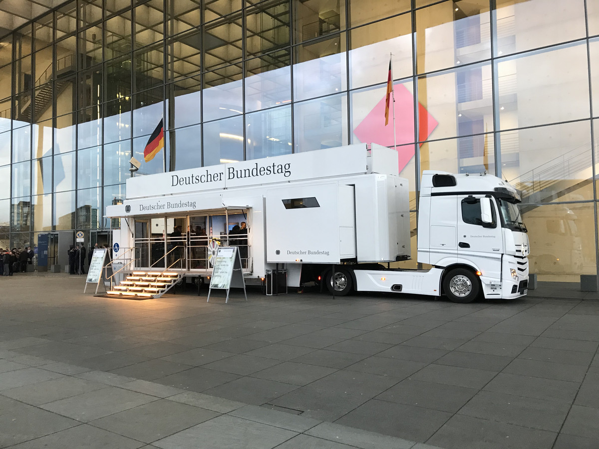 Das Infomobil des Deutschen Bundestages startet aus Bielefeld