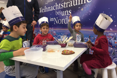 Four children inside the "Skynachtstour 2016"-Showtruck for Christmas Image 1