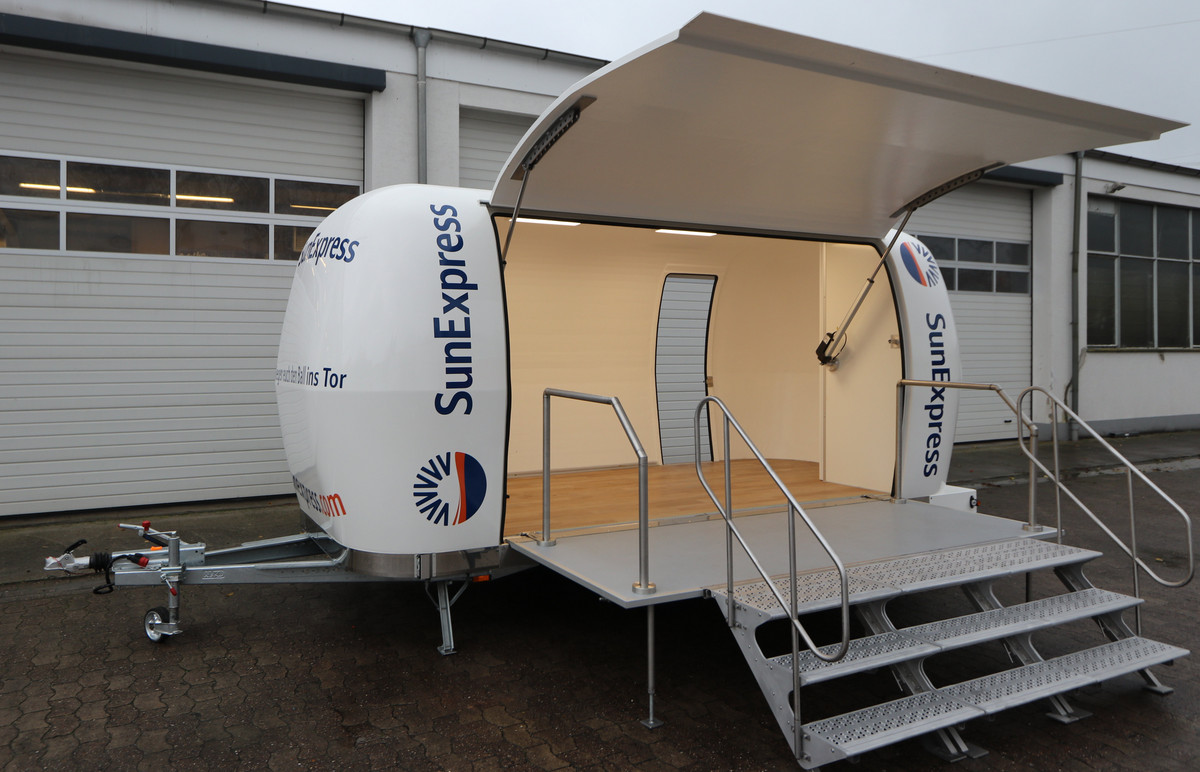 Showtruck for SunExpress with our EggStreamerStage L
