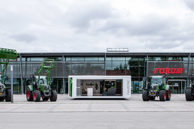 Four Fendt tractors and the Expandable in the middle Image 1