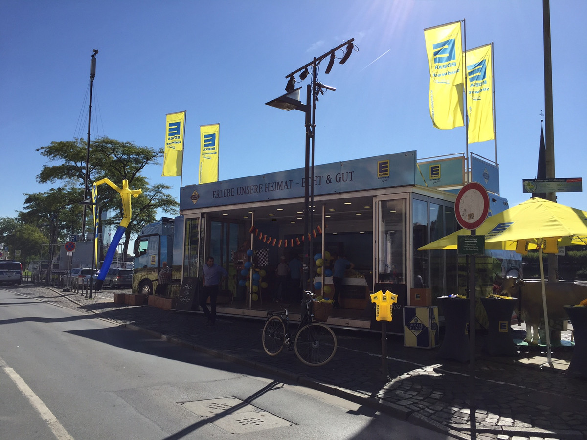 Deutsche Olympiamannschaft in Frankfurt - Hauptsponsor Edeka mit Rainbow Truck vor Ort