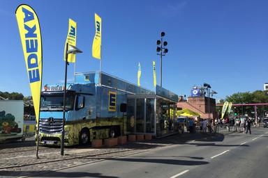 Deutsche Olympiamannschaft in Frankfurt - Hauptsponsor Edeka mit Rainbow Truck vor Ort Image 5