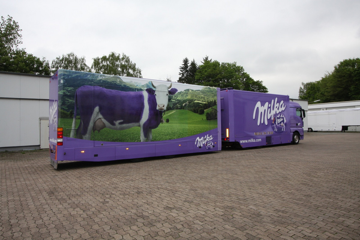 Milka truck drives to the Hamburg harbor birthday