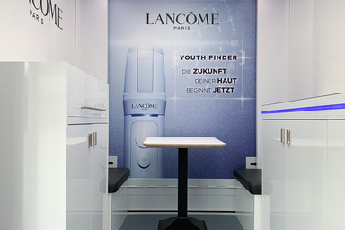 [Translate to English:] L'Oréal training tour for the Lancôme Youth Finder Skin Analysis Tool  Image 4